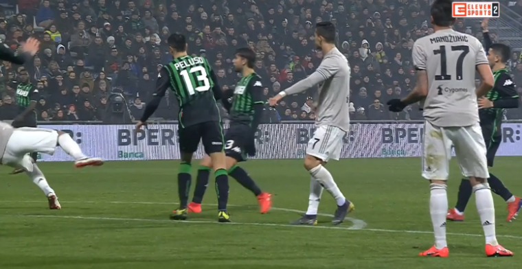 OUCH! Ronaldo schiet bal uit frustratie snoeihard op hoofd Khedira