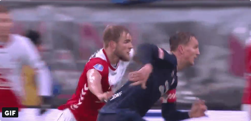 FC Utrecht ontsnapt aan penalty na shirtje trekken van Letschert bij De Jong
