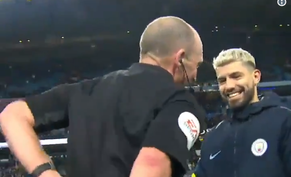 Scheidsrechte Dean steelt na City – Chelsea de show en de matchbal van Agüero