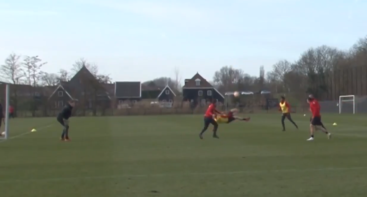 'Bicycle kick': heerlijke treffer van Svensson op training AZ