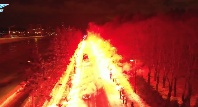 Wat een onthaal: Zenit-fans begeleiden spelersbus met vuurshow