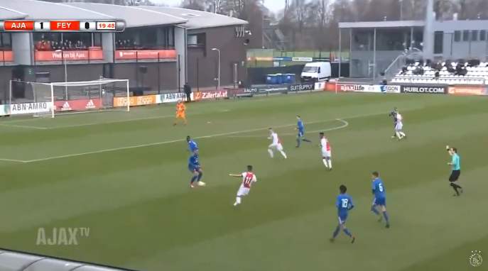 Ajax-toptalent Ünüvar (15) tovert met buitenkant rechts tijdens mini-Klassieker