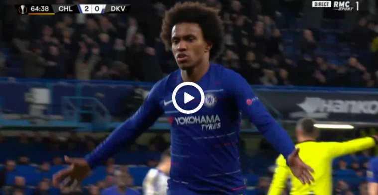 GOAL: Willian maakt er met een werkelijk heerlijke vrije trap 2-0 van in Londen