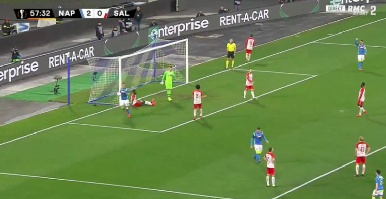 GOAL: Mertens is te klein, maar verdediger helpt hem een handje