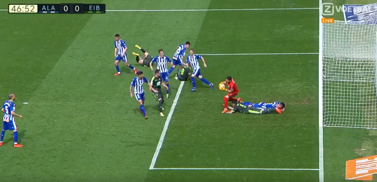 Pijnlijke beelden: Alavés-keeper blesseert ploeggenoot en tegenstander in één keer