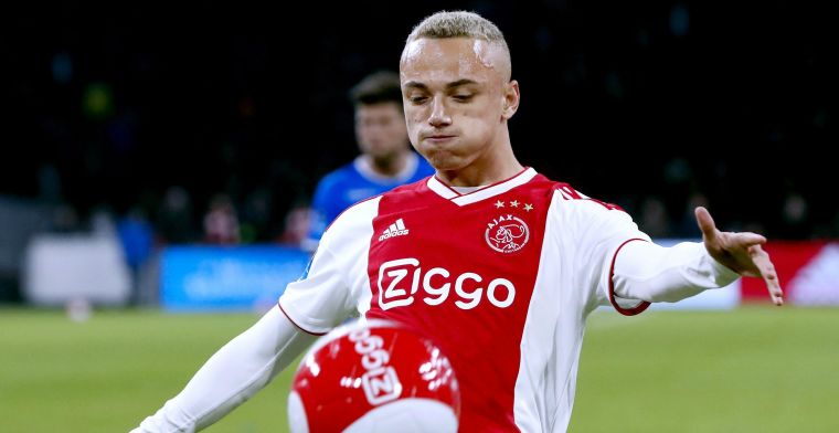 Ten Hag beloont Ajacied: 'Hij ziet in dat je het zelf moet afdwingen'