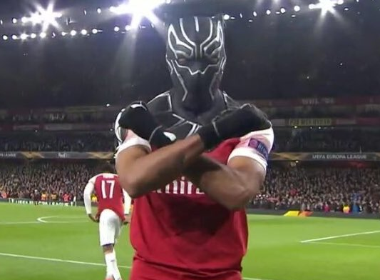 Aubameyang maakt tweede voor Arsenal en juicht met Black Panther-masker