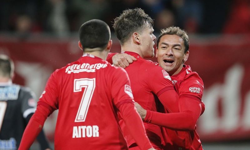 FC Twente dendert door richting titel; Bryan Smeets doet Ajax wéér pijn Afbeelding: FC Twente dendert door richting titel; Bryan Smeets doet Ajax wéér pijn