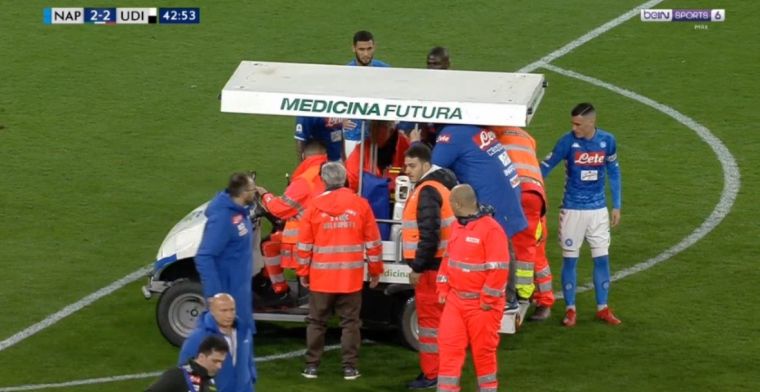 Griezelige beelden: Napoli-keeper Ospina valt plotseling om en verliest bewustzijn