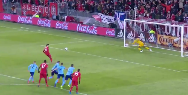 WOW! Pozuelo pakt meteen uit met lobgoal, panenka, assist én panna bij Toronto
