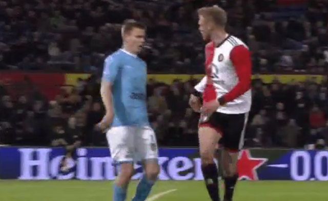 Oliedomme rode kaart voor Jörgensen: Feyenoord-spits trapt naar tegenstander