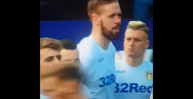 Leeds United-speler krijgt na doelpunt zoen van teamgenoot en wordt woest