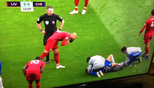 Rare actie van Fabinho: Liverpool-controleur snuit neus bij geblesseerde Hazard