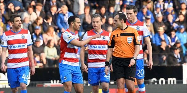 'Refs worden bijgepraat over handspelregel... een uur voor aanvang speeldag 5'