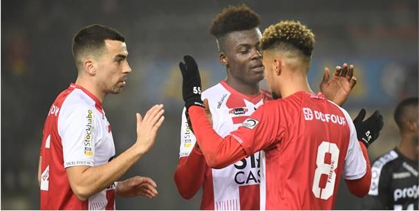 Ruzie bij Moeskroen: Boya weigert hand van ploegmaat na penalty-dispuut