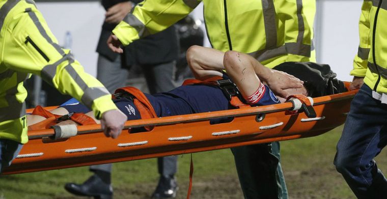 PSV opgeschrikt: Lozano per brancard afgevoerd met ogenschijnlijk zware blessure