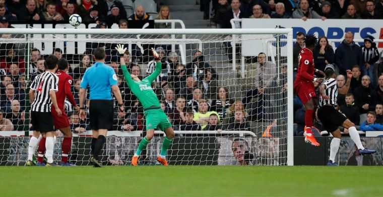 Liverpool geeft twee keer voorsprong weg, maar ontsnapt en houdt titeldroom levend