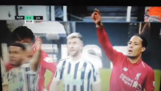 Geweldige beelden: Van Dijk wijst vrijetrapnemer aan en regisseert winnende goal