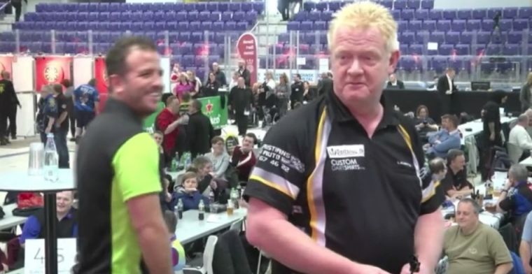 Van der Vaart gooit 'amateur-180' en lacht samen met tegenstander