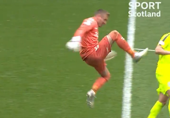 Krankzinnig moment Rangers: doelman haalt uit, veinst blessure en krijgt rood