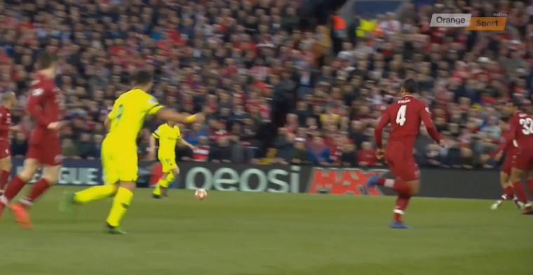 Suarez trapt Robertson in klokkenspel en komt heel goed weg