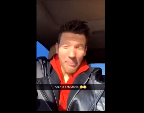Ironisch: Kramer zingt 'Three Little Birds' hard mee na uitschakeling Ajax