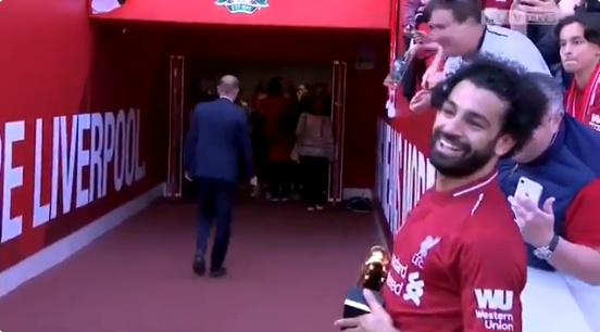 Schattig: dochtertje Salah (5) laat Anfield ontploffen met solo en doelpunt