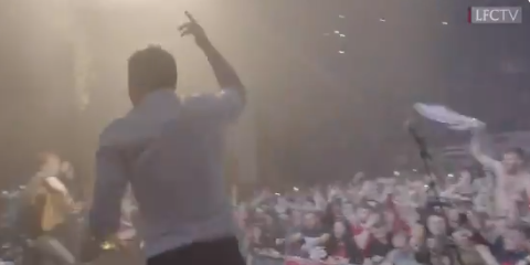 Groot fan Carragher gaat met biertje in de hand helemaal los op Van Dijk-liedje