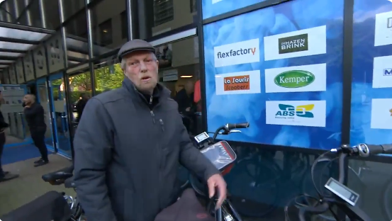 Lachende vader van Huntelaar duwt FOX-camera weg: 'Donder op, wegwezen'