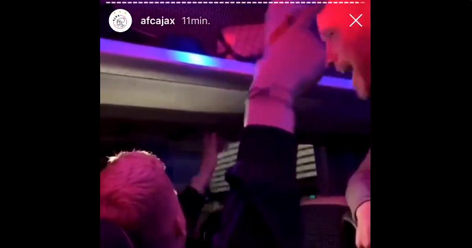 Van de Beek pakt biertje erbij en zingt clublied uit volle borst mee met Ten Hag