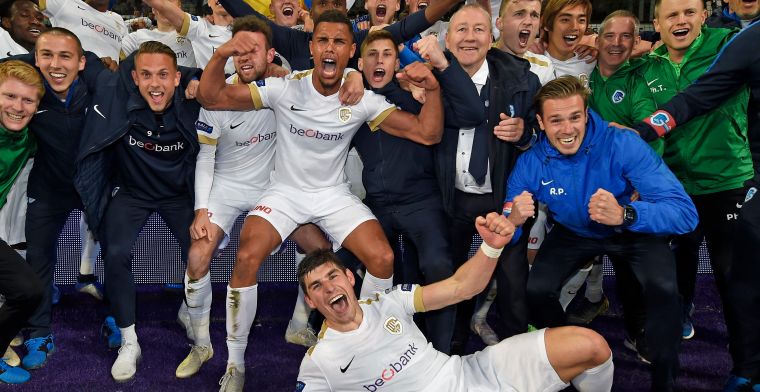 De andere eersteklassers doen de handen op elkaar voor kampioen Genk