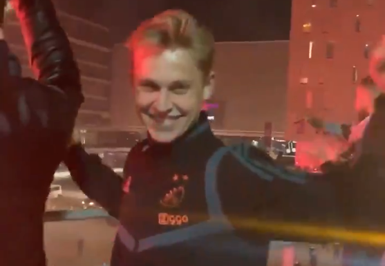 Amsterdam explodeert van vreugde bij aankomst spelersbus Ajax