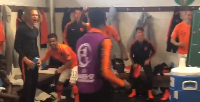 Mooie beelden uit kleedkamer Oranje O17: 'Nog één horde mannen, nog één horde'
