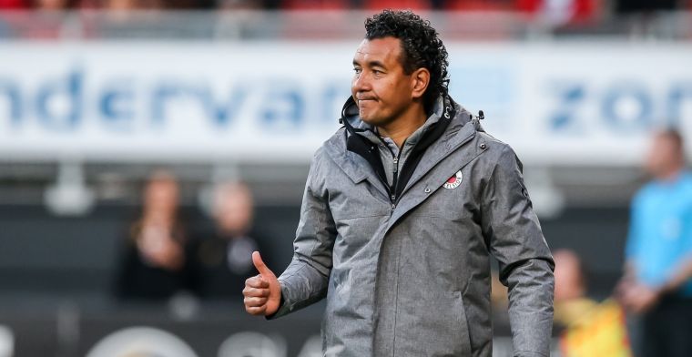 Moniz krijgt de wind van voren: Zaten vijf cadeaus bij! Ik word gek van die man!