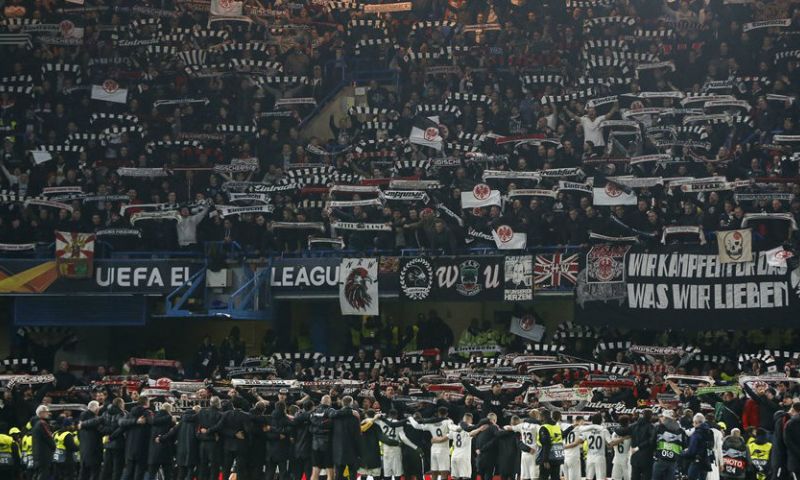 Prachtig gebaar: Frankfurt-fans geven finalekaartjes weg aan noodlijdende kinderen Afbeelding: Prachtig gebaar: Frankfurt-fans geven finalekaartjes weg aan noodlijdende kinderen