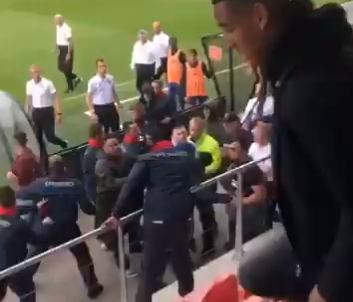 Beelden: ongeregeldheden tijdens mini-Klassieker, onderonsje Sar en Kuyt