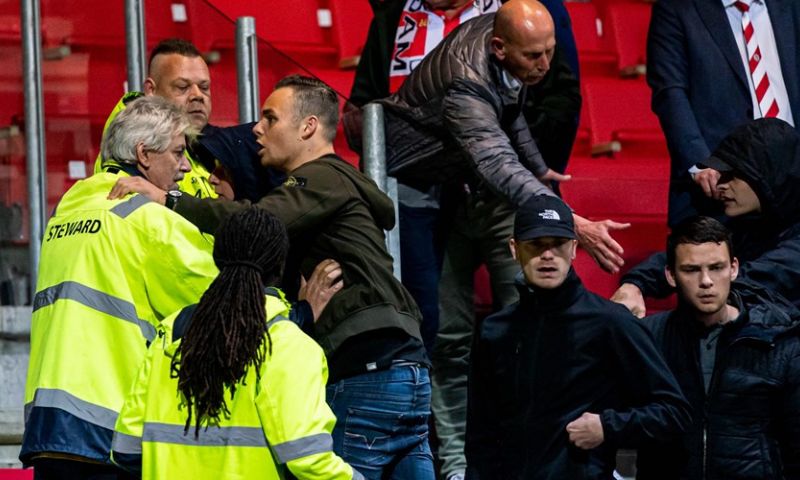 Tijdens opstootje valt fan van tribune: 'Zwaargewond naar het ziekenhuis' Afbeelding: Tijdens opstootje valt fan van tribune: 'Zwaargewond naar het ziekenhuis'