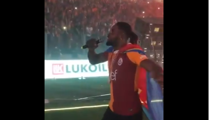 Luyindama gaat volledig los voor de supporters van Galatasaray