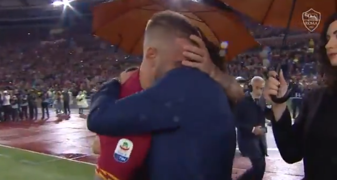 Wat een beelden: innige omhelzing tussen AS Roma-legendes De Rossi en Totti