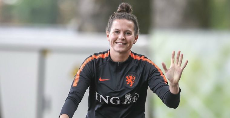 Van Nistelrooy 'prikkelt' Leeuwinnen: 'Ik moet mezelf soms knijpen, zó mooi!'