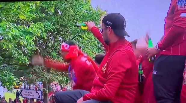 Aangeschoten Klopp besprenkelt Liverpool-talent met bier en valt bijna uit bus