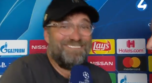 Wat een baas: grijnzende Klopp pakt moment en zingt 'let's talk about six'