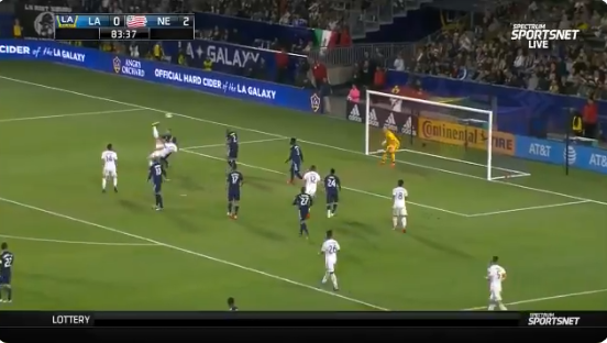 Dare to Zlatan: LA Galaxy-spits flikt het weer en scoort met omhaal
