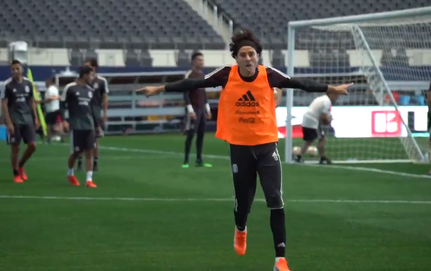 Go-la-zo: Ochoa toont torinstinct op de training van Mexico