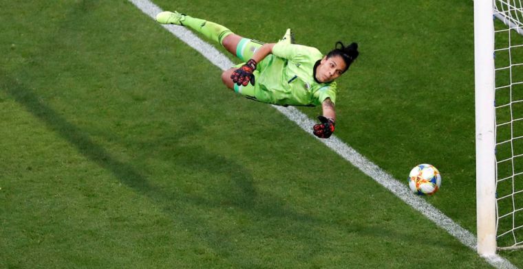 Neville en Lionesses slechten Argentijnse muur en plaatsen zich voor tweede ronde