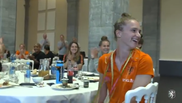 Slingers en staande ovatie: all-time topscorer Miedema in zonnetje gezet