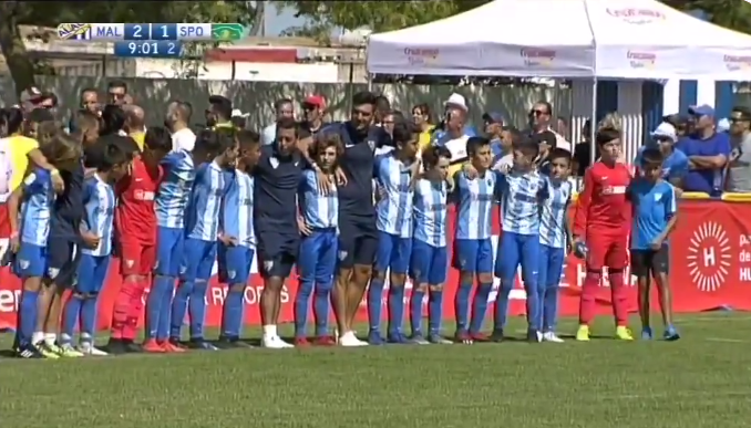 WOW! Jeugdspelertjes van Malaga spellen vechtende ouders de les tijdens wedstrijd