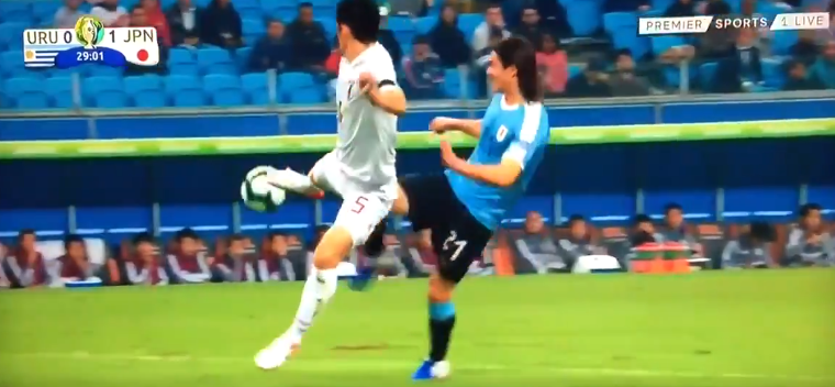 VAR-blunder op Copa America: Cavani schopt tegenstander en krijgt strafschop mee