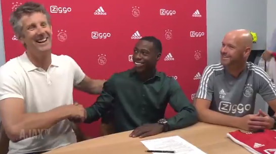 Mooie beelden: Promes feliciteert Van der Sar met de transfer van Promes