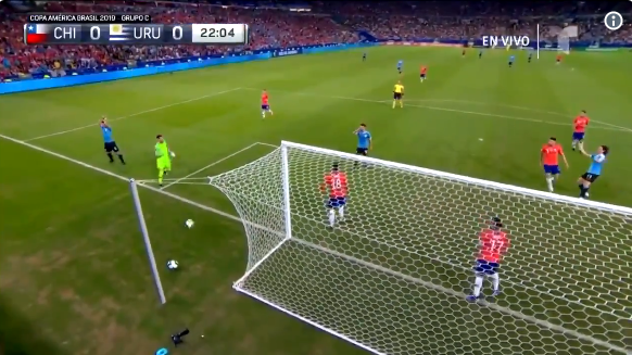Suárez claimt hands na redding keeper en sprint naar scheids na overtreding op fan